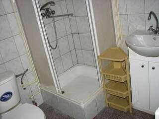Гостевой дом Comfort 25 Судак Трехместный номер с ванной комнатой-1